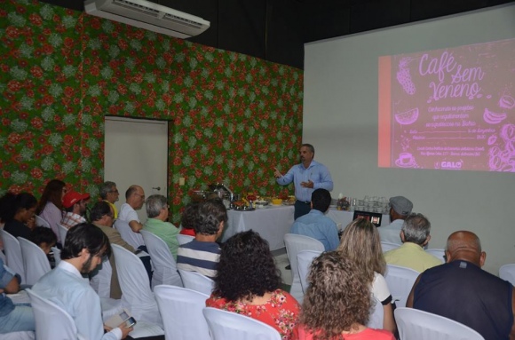 Lei do veneno ameaça saúde pública e meio ambiente no Brasil alerta